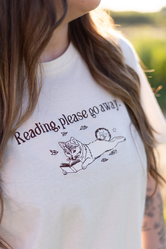 Camiseta "Reading, please go away"