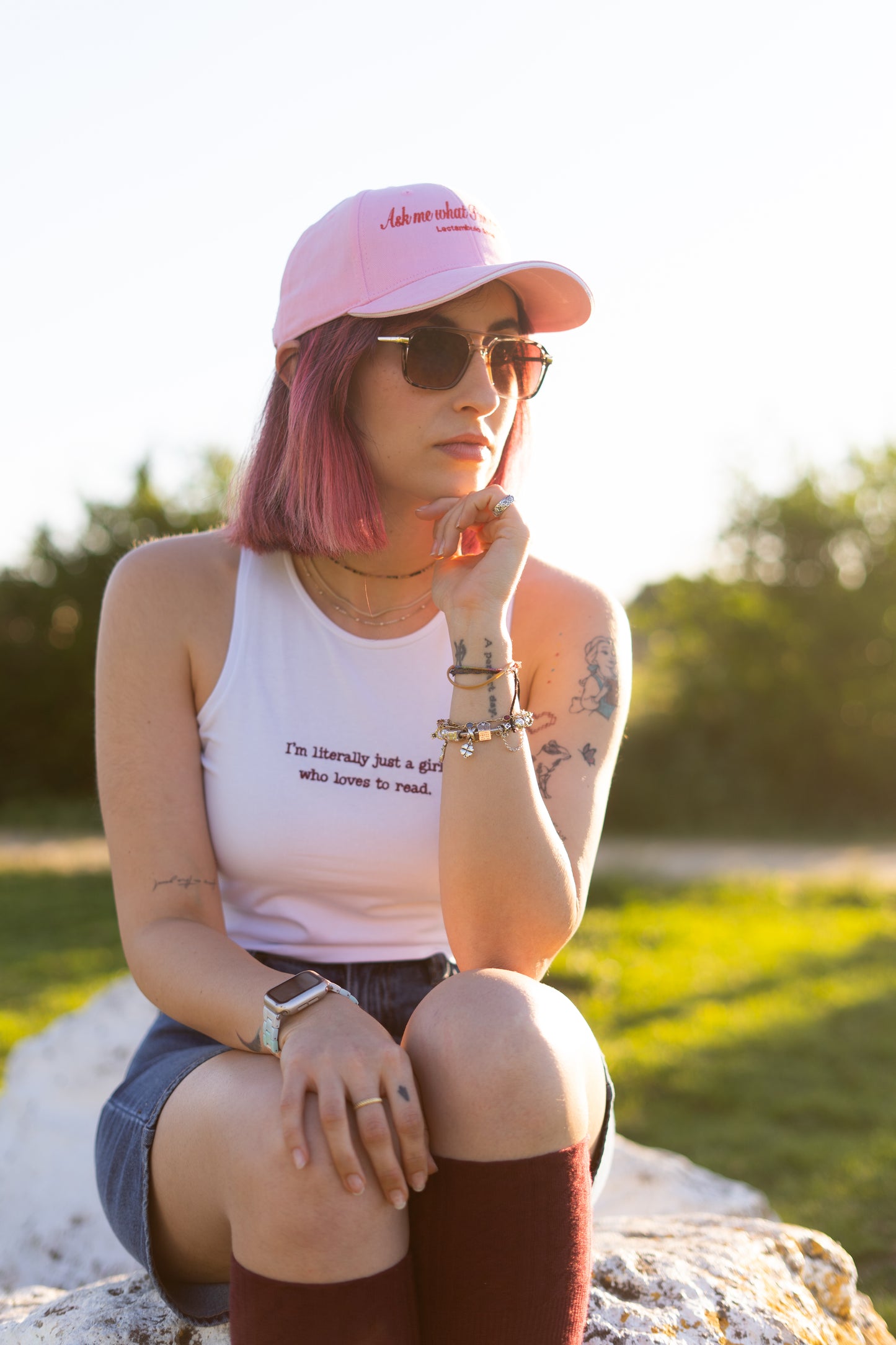 Gorra bordada "Ask me what I'm reading"