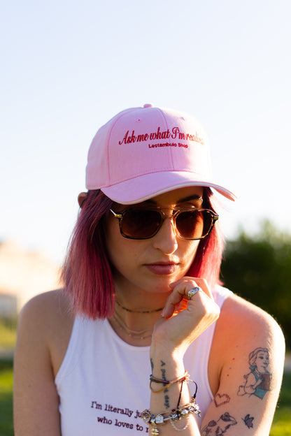 Gorra bordada "Ask me what I'm reading"