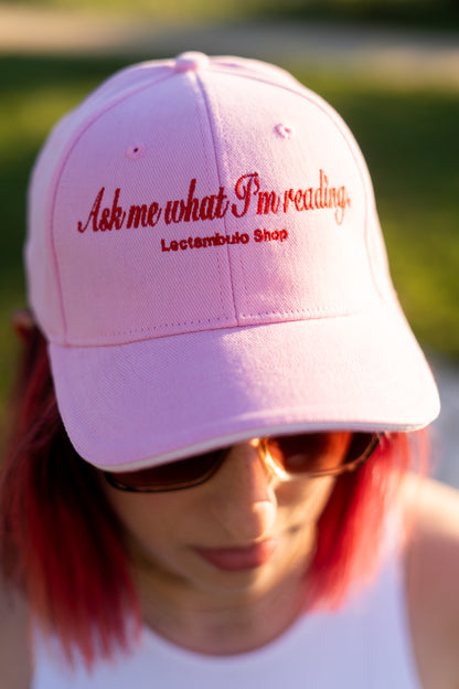 Gorra bordada "Ask me what I'm reading"