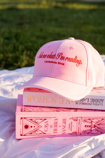 Gorra bordada "Ask me what I'm reading"