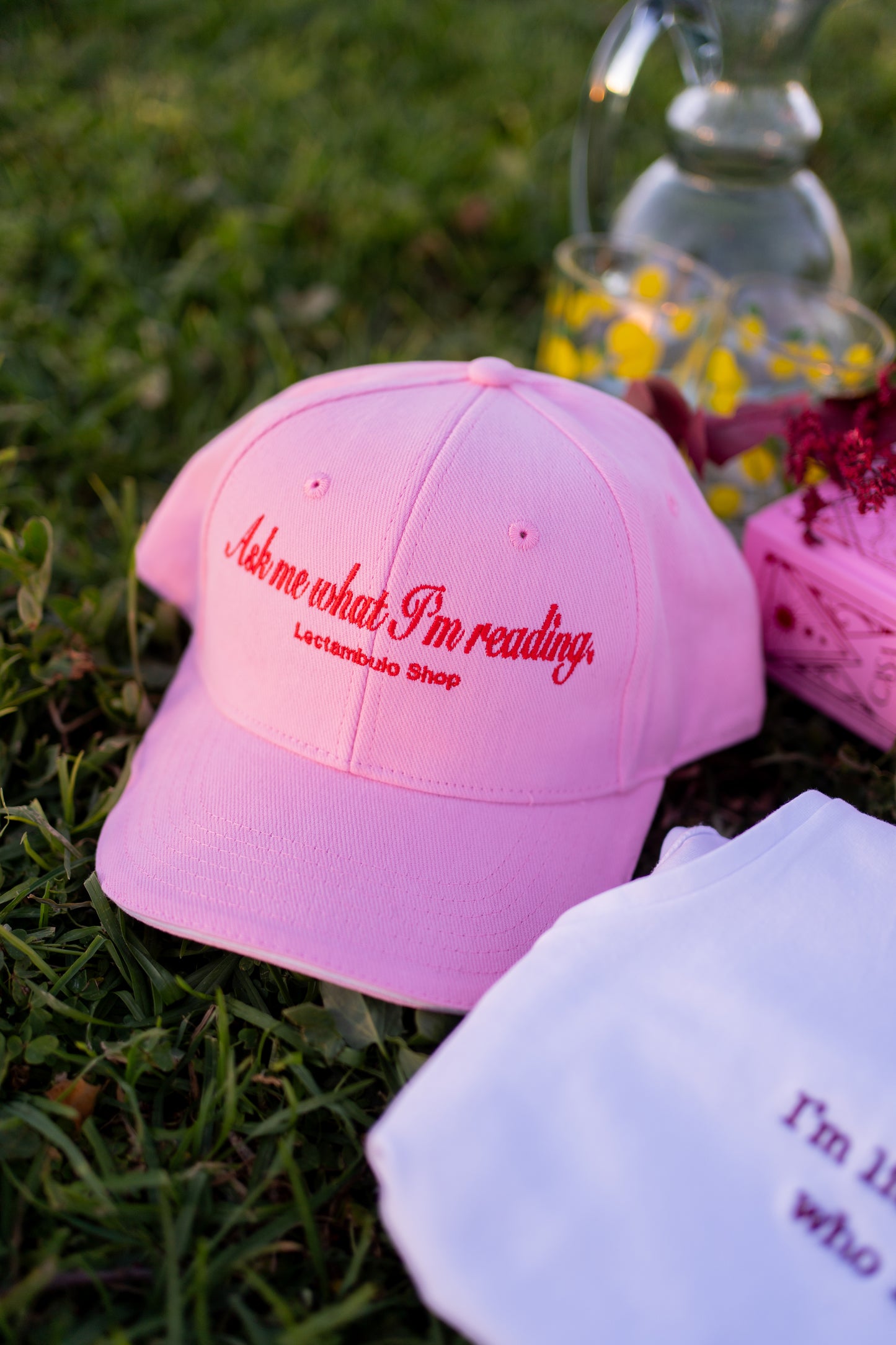 Gorra bordada "Ask me what I'm reading"