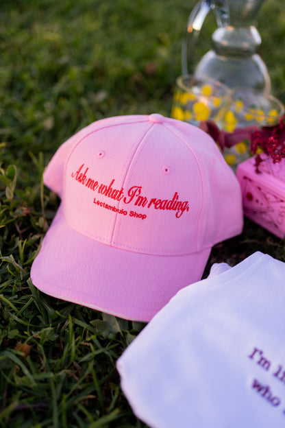Gorra bordada "Ask me what I'm reading"
